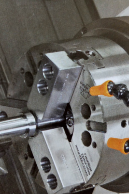 The application of the chuck on the lathe